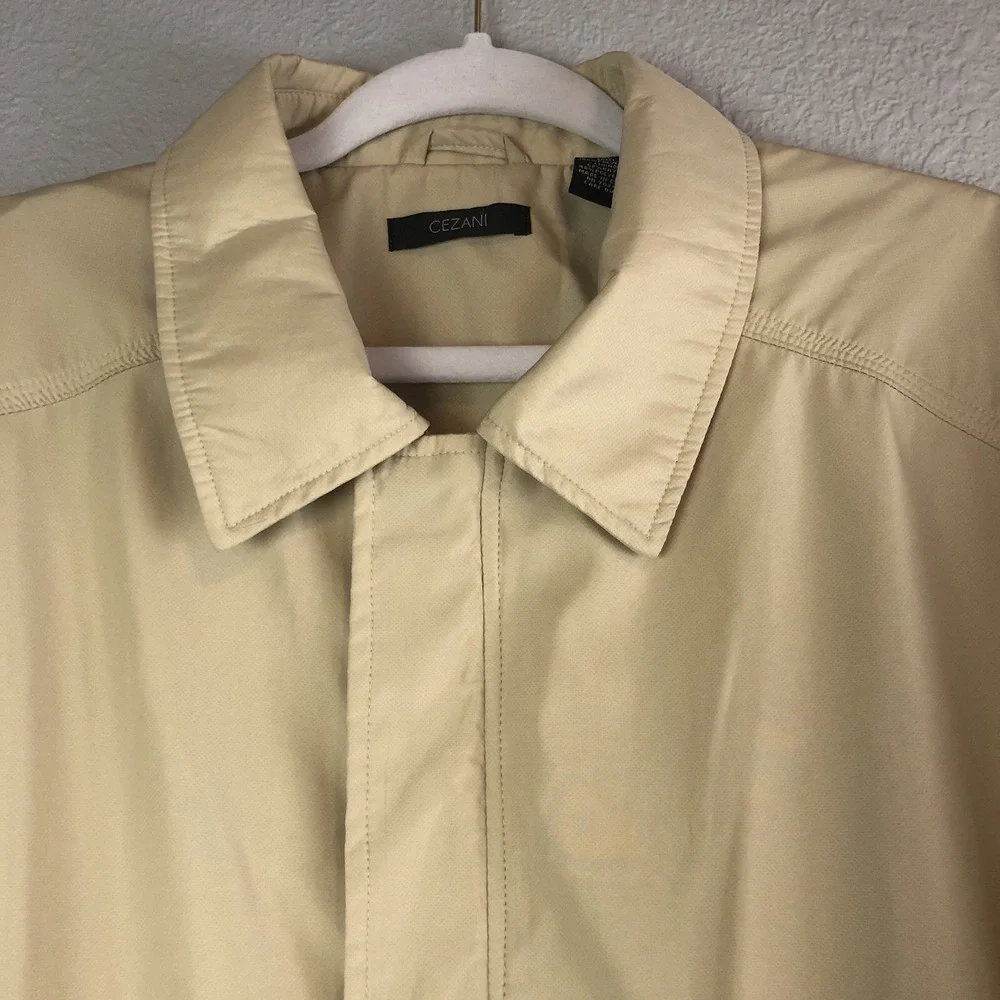 Cezani Mens Windbreaker Jacket Size XL Beige Full Zip Buttons‎ Pockets TINY FLAW